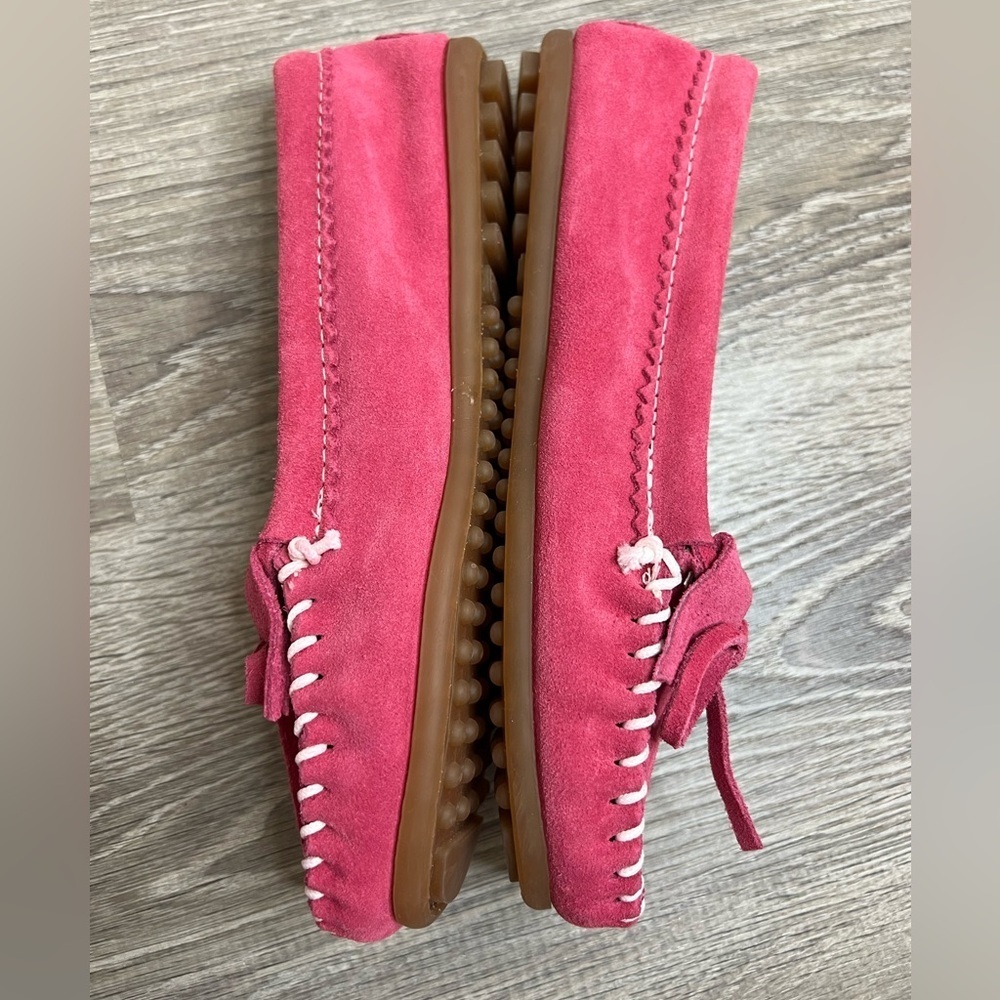 NEW 5.5 MINNETONKA × Hello kitty Kawaii Pink Leather Moccasins - Picture 3 of 8